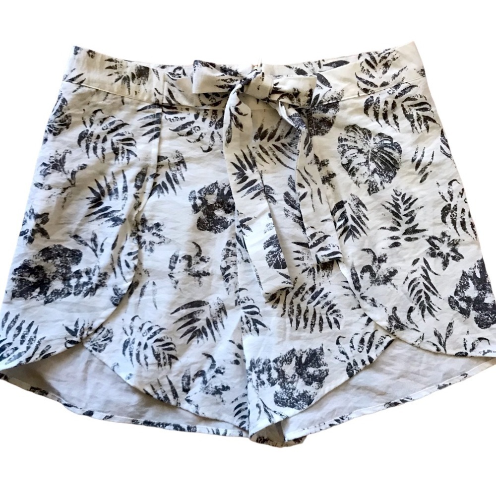 AQUA Blooming White Navy Blue Front Tie Shorts